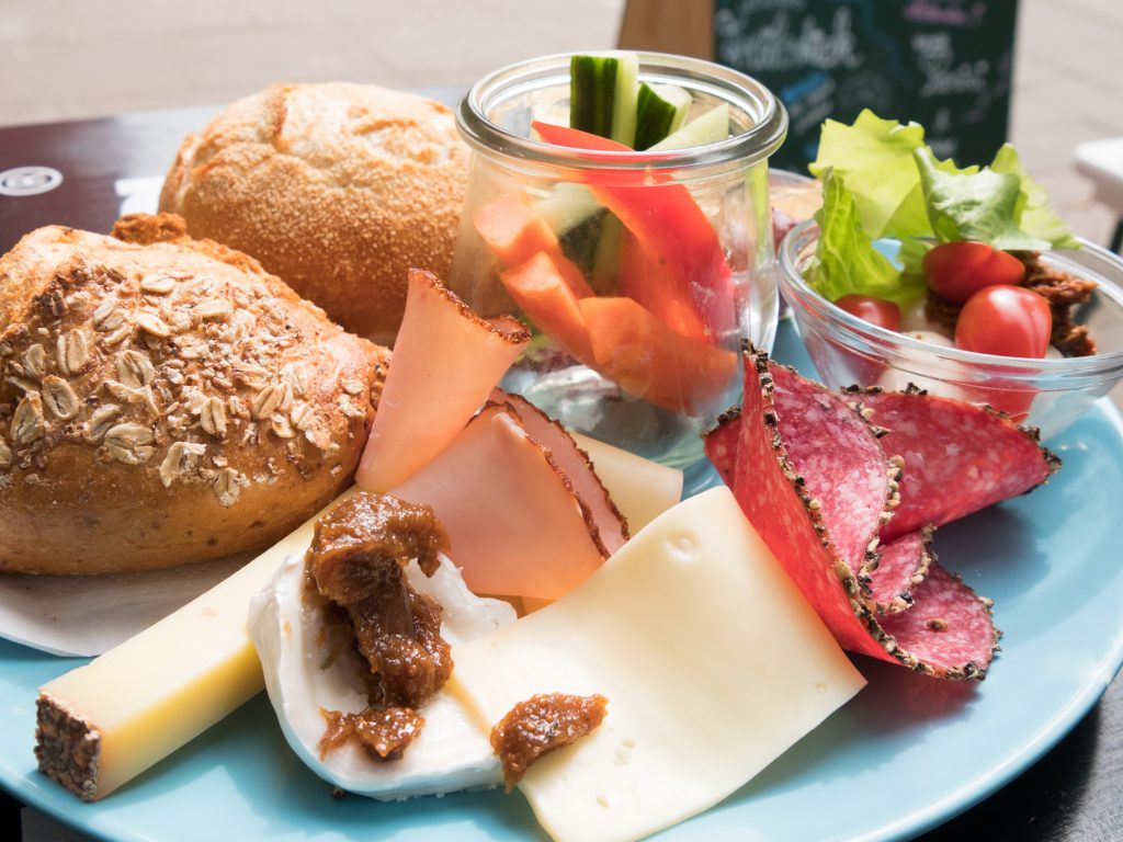 Schlemmerfrühstück in Gretchens Villa mit 2 Brötchen, Käse und Wurst