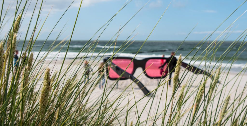 Kunstwerk am Strand von Zingst in Form einer überdimensionalen Sonnenbrille