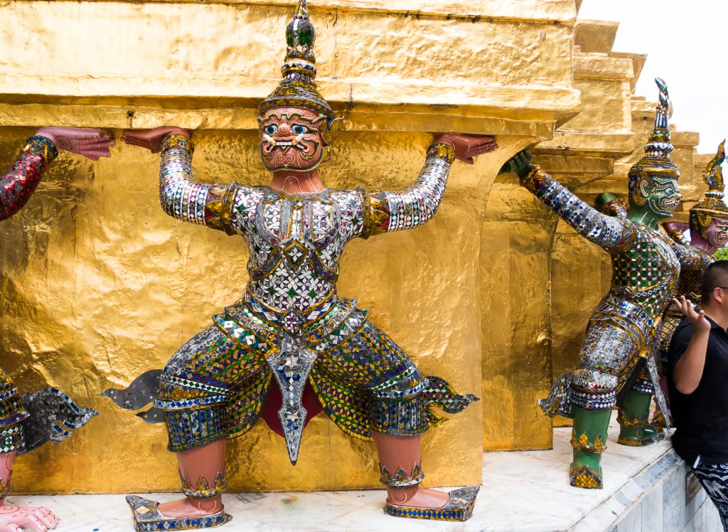 kleine Figuren als Dekoration in Königspalast / Grand Palace in Bangkok