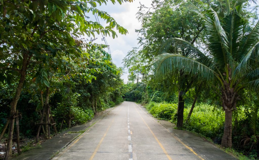 Einsame Straßen in Bang Kakaos Wald