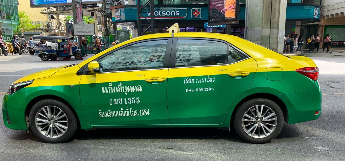 gelb-grünes Taxi in Bangkok