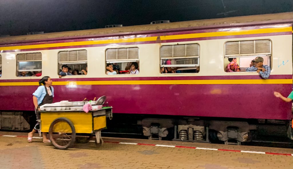 Essen auf der Zugfahrt in Thailand