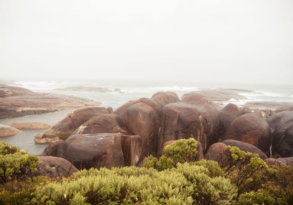 Elephant Rocks in Denmark Westaustralien bei Nebel