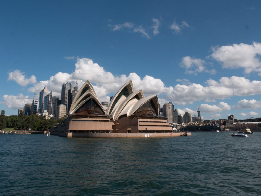 Auchsicht von der Hafenfähre in Sydney zur Oper