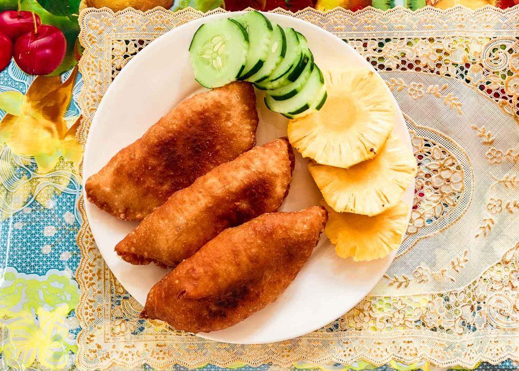Samosa und Ananas als Nachtisch