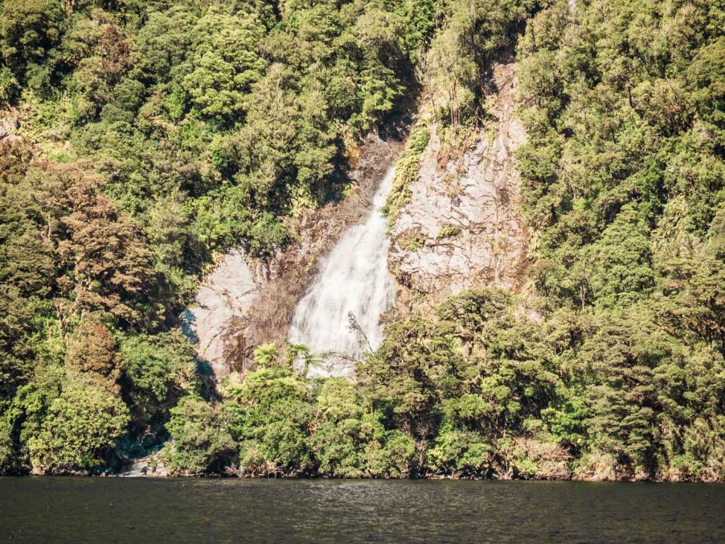 Wasserfalll und kahle Felswände im Doubtful Sound